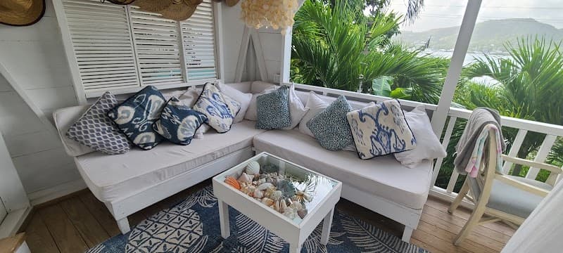 Pineapple House Cottages & Crew House